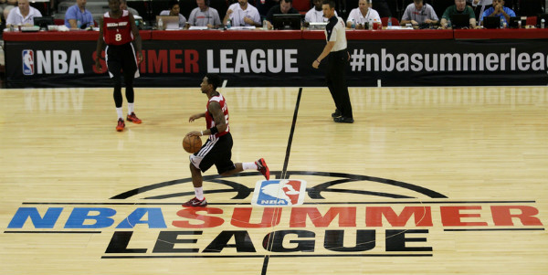 NBA: imagem mostra auxiliar do Indiana pegando bola histórica de Giannis  com árbitro, nba