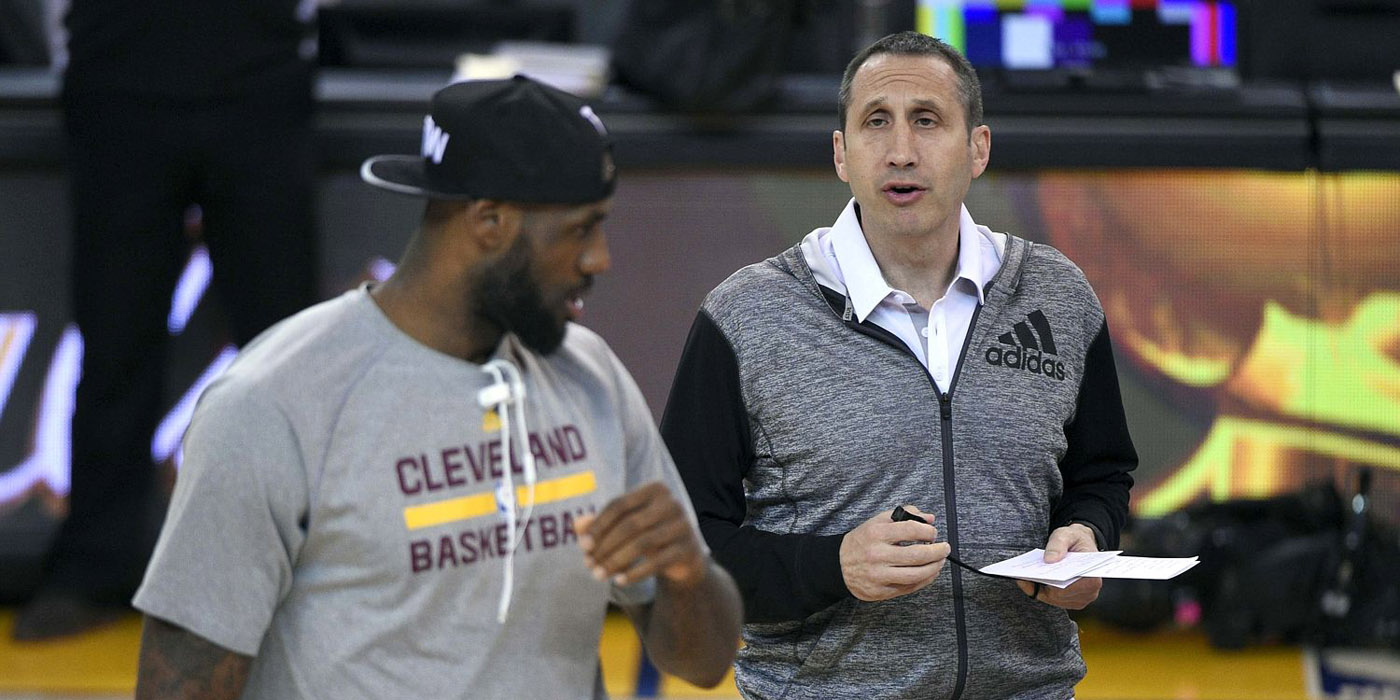 -Desculpa incomodar, senhor LeBron. Vossa Excelência poderia me obedecer algumas vezes neste jogo se não for incômodo?