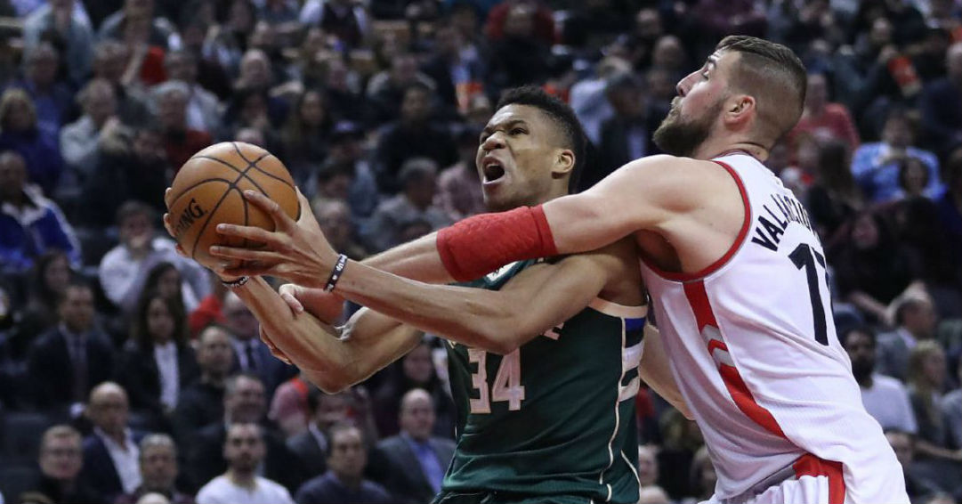 Todo mundo quer dar um abraço no Antetokounmpo