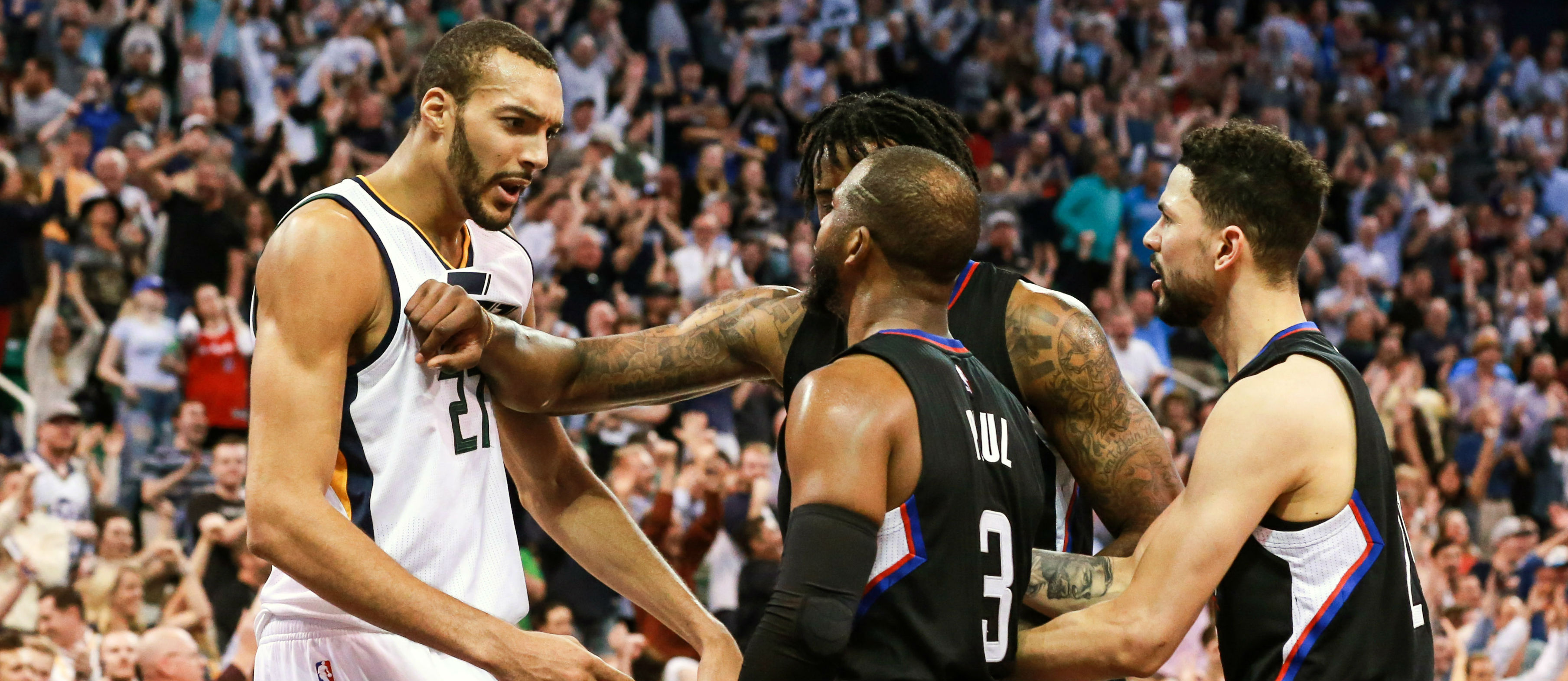 Rudy Gobert recebe ajuda ao engasgar com alguma coisa