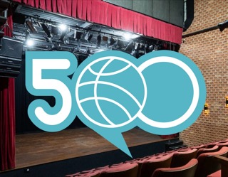 Logo do episódio 500 sobre o palco do teatro