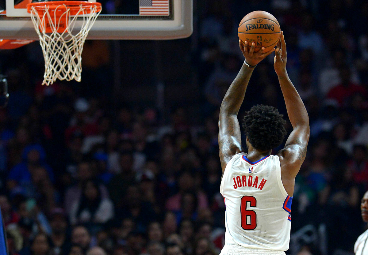 O jogador de basquete gosta de arremessar seu lance livre em